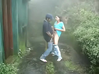 www.indiangirls.tk Indian girl sucking and bonking outdoors in rain